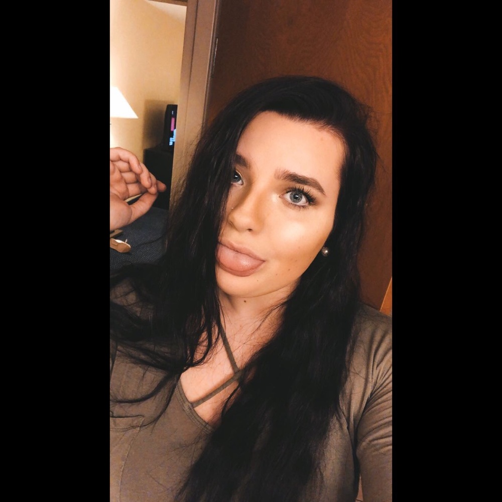 Meet your Posher, Olyvia